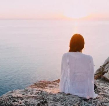 Personne assise face à la mer, symbole d’apaisement, de recentrage et de sérénité, en lien avec la pratique de la sophrologie