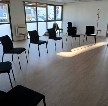 Salle de sophrologie à la Maison de quartier d’Arcachon avant une séance collective sur le thème Se reconnecter à soi