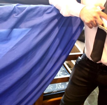  Passadores levam facas usadas para cortar carne dos clientes para o alojamento.