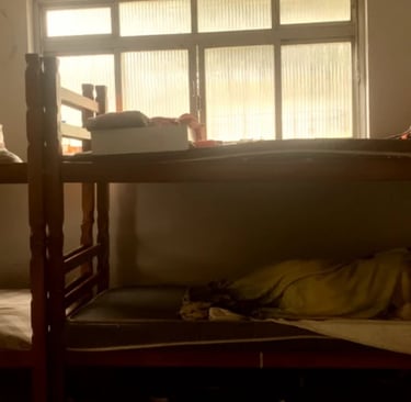 Colados uns aos outros e próximos às janelas, beliches impedem passagem de ar e dificulta limpeza.