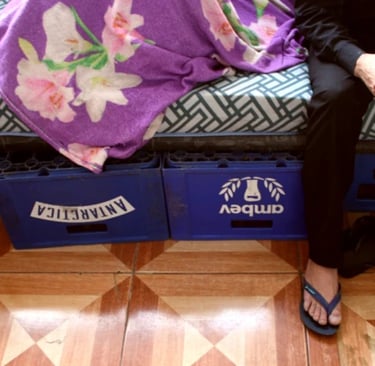  Fiscalização encontrou trabalhadores dormindo sobre caixotes de cerveja improvisados como camas.