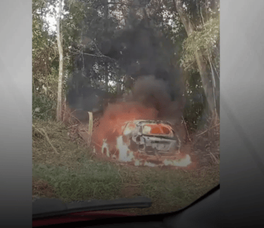 Carro do PM foi encontrado em chamas • Reprodução - CNN brasil