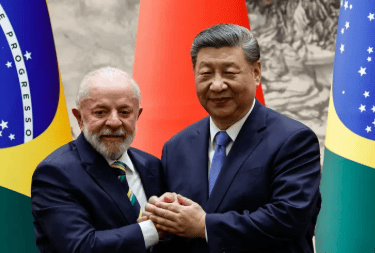  Presidente Lula e o presidente da China, Xi Jinping, em encontro em 2025 Imagem: Tingshu Wang/Pool/