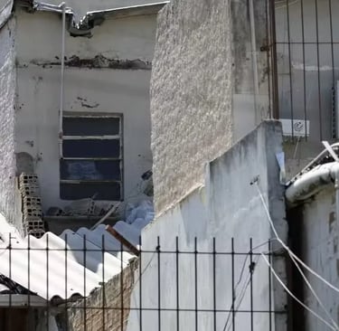 Suspeita é de que a estrutura antiga e não muito reforçada não tenha suportado o peso da piscina  • 