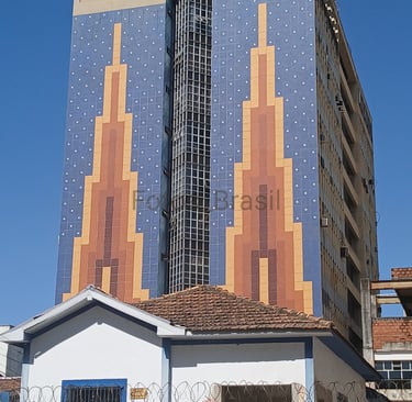 A fachada de uma casa antiga entre prédios no centro de uma cidade moderna