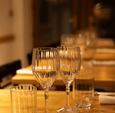 Photo d'ambiance chaleureuse du restaurant avec mise en place des tables du restaurant