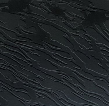 plancha, superficie o cubierta de cuarzo negro con vetas negro matte, texturizado estilo cuero