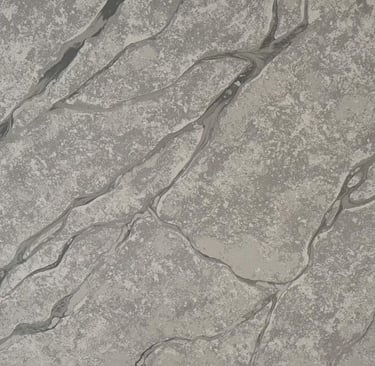 plancha de cuarzo gris con vetas gris oscuro 