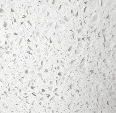 plancha, superficie o cubierta de cuarzo blanco con cristales transparentes