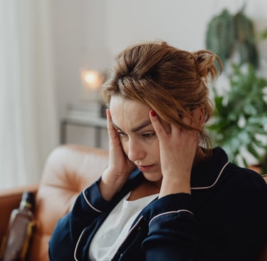 Femme en hypervigilance au bord de la crise de nerfs