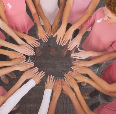 Des femmes en cercles qui joignent leurs mains. Dans des tons rose clair