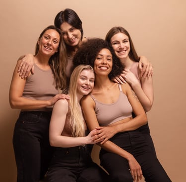 Un groupe de femmes qui honorent leur sororité.  Elles sont souriantes et se soutiennent.