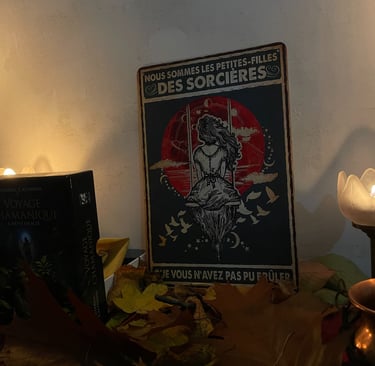 Nous sommes les petites filles des sorcières que vous n'avec pas pu br$uler, posée sur une autel avec une oracle chamanique