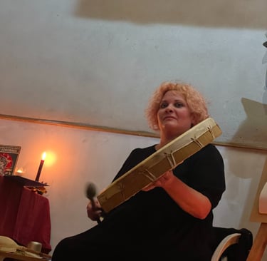 Françoise Houba au tambour chamanique pendant une visualisation guidée