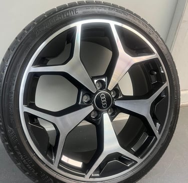 Glossy black and silver diamond cut alloy wheel