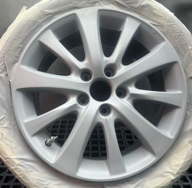 Damaged alloy wheel repaired with a diamond cut finish