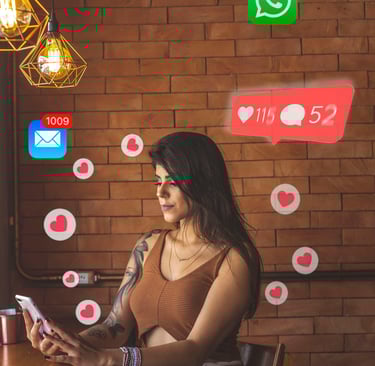 mujer comentarios clientes redes sociales