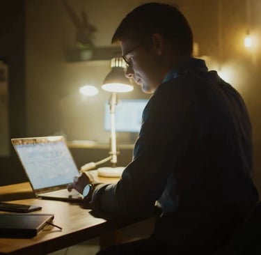 Um Profissional trabalhando no desenvolvimento e na gestão de projetos.