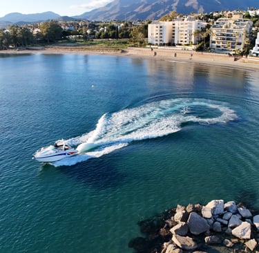 Barco saliendo del puerto a vista de dron es Estepona