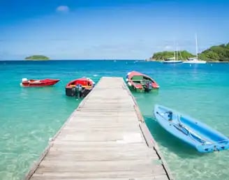 Boote auf dem klaren Wasser der Karibik während eines entspannten Urlaubs