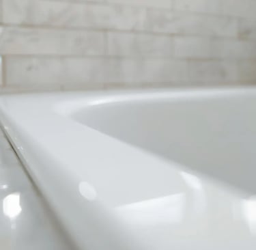 Finition d'un lissage de joint silicone sans bavure autour d'une baignoire