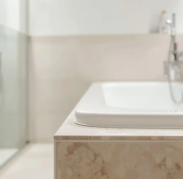 Baignoire avec joints silicone propres et bien lissés dans une salle de bain moderne à Belfort