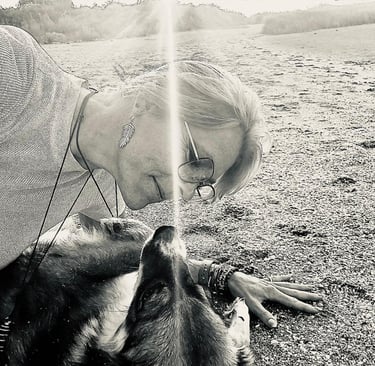 vrouw met wonderbaarlijke verbinding haar hond