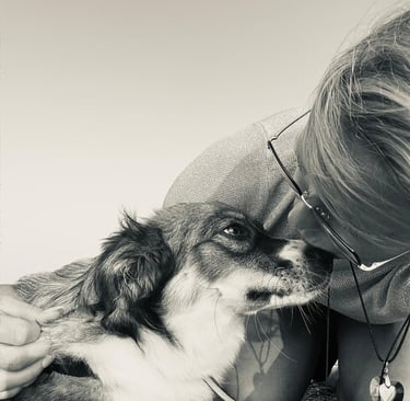 Vrouw knuffelend met hond