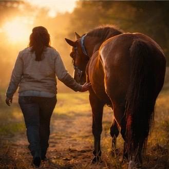 Vrouw naast een paard