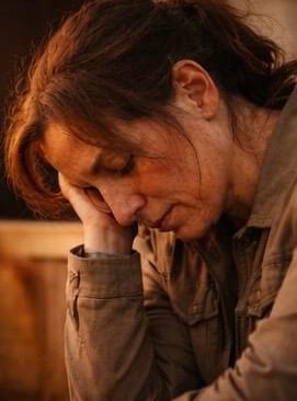 vrouw steunend op hand