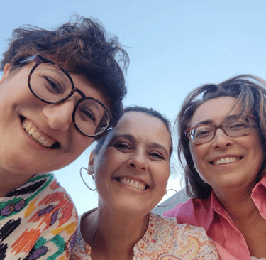Autoretrato de un grupo de tres mujeres sonriendo