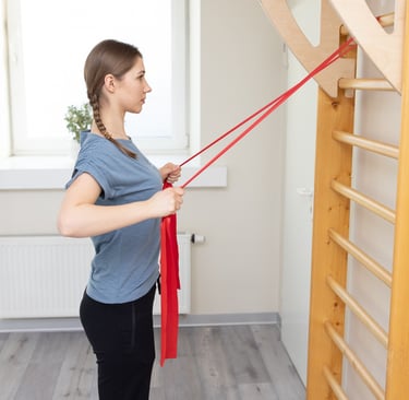 pratimas pečiams ir nugarai namie su guma moterims ir vyrams