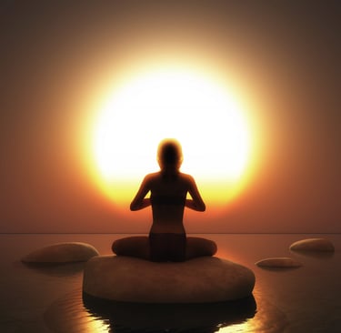 homme qui medite face au soleil et rebooste son energie corporelle