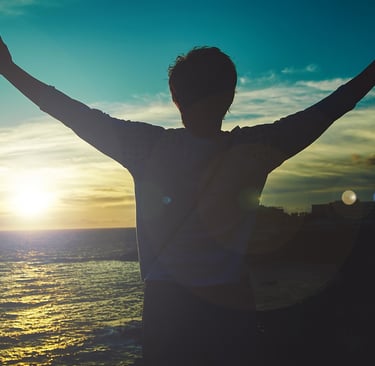 homme levant les bras face au soleil. nouveau depart grace a la therapie breve