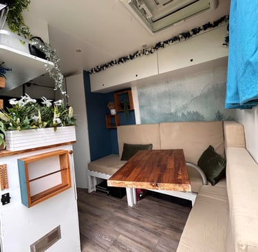 Intérieur d’un van aménagé spacieux