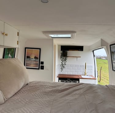 Intérieur d’un van aménagé avec une cuisine tout équipé 