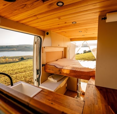 Intérieur d’un van aménagé avec une  ambiance chaleureuse