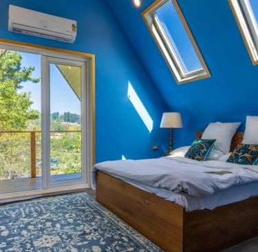 chambre bleue aménagée sous des combles