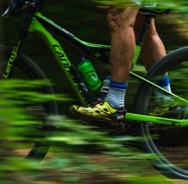 mtb rider using clipless pedals