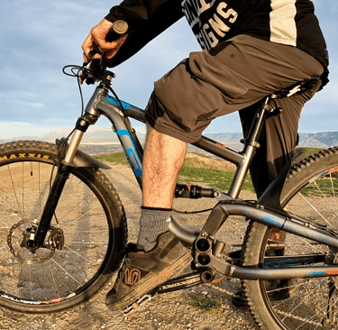 pointing toes down when doing rear wheel lift mtb for more grip on pedals