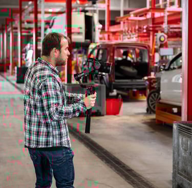 Vidéaste en train de réaliser un reportage dans une grande entreprise