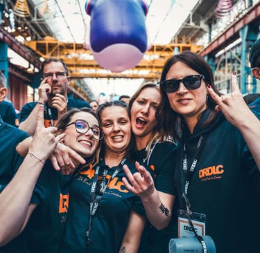 Un groupe de jeune femmes en tshirt bleu marine en concert