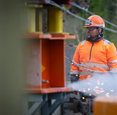 Il s'agit d'un homme dans le milieu industriel au travail