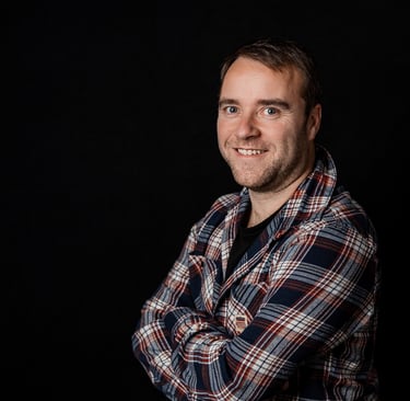 Homme en chemise à carreau sur fond noir