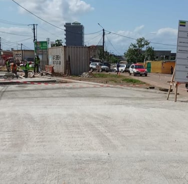 Vue des travaux de réhabilitation de voies secondaires en béton armé à Libreville 
