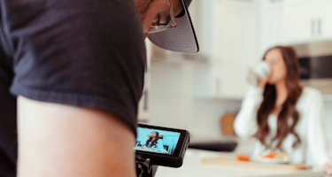 Videografo realizando un video con una camara