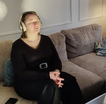 Cliente en relaxation profonde, profitant de la dream machine guidée par Yasmina Joly hypnose