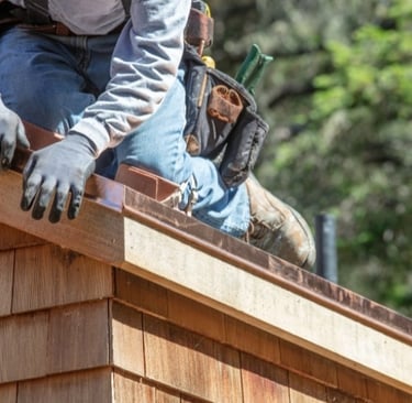 pose de rive sur toiture en renovation
