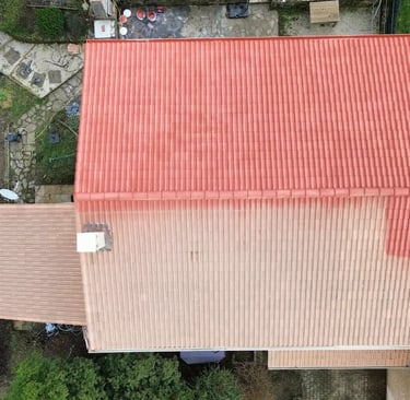 toiture en cours de nettoyage avec vue par drone