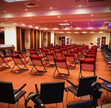 une salle de TCH avec les fauteuils rouges et noirs